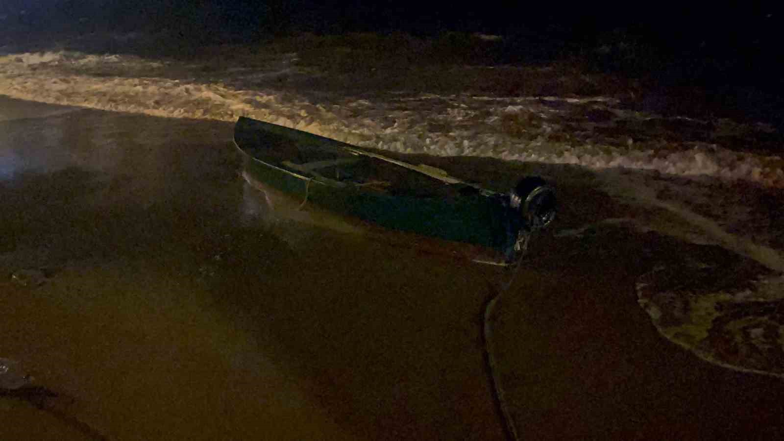 Fırtına milyonluk tekneyi karaya sürükledi
