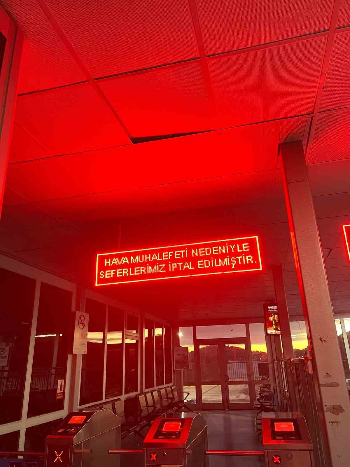 Fırtına nedeniyle Adalar’da vapur seferi durdu
