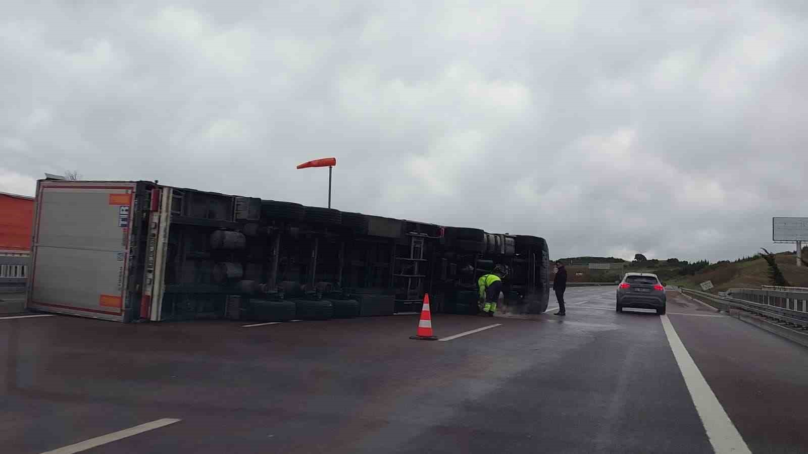 Fırtına otobanda tırı devirdi, sürücü kendi imkanlarıyla böyle çıktı

