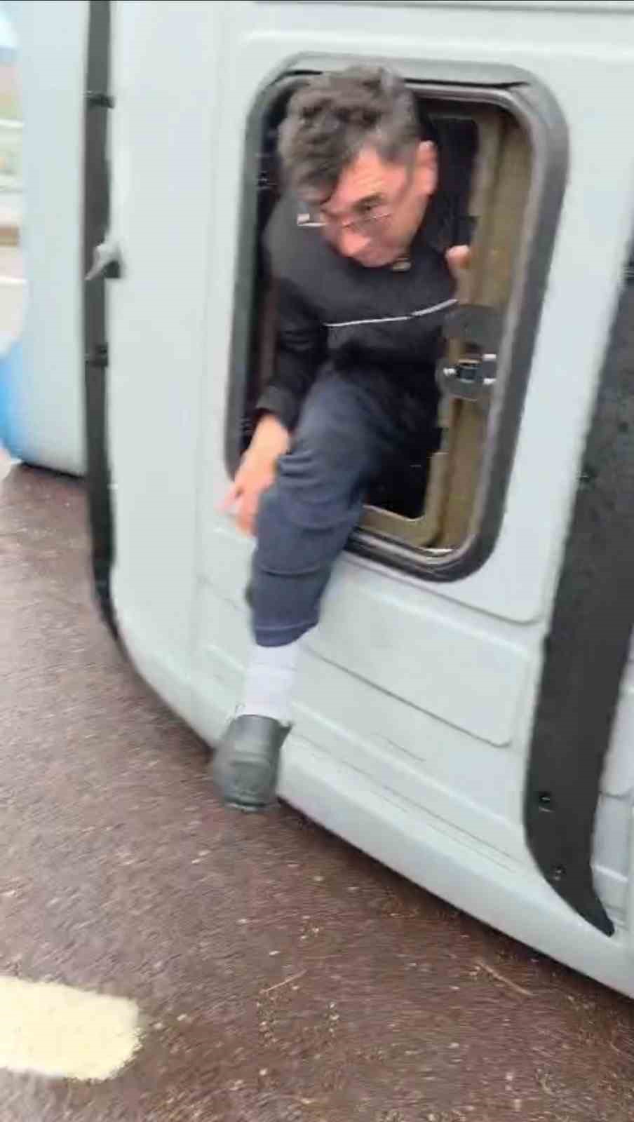 Fırtına otobanda tırı devirdi, sürücü kendi imkanlarıyla böyle çıktı
