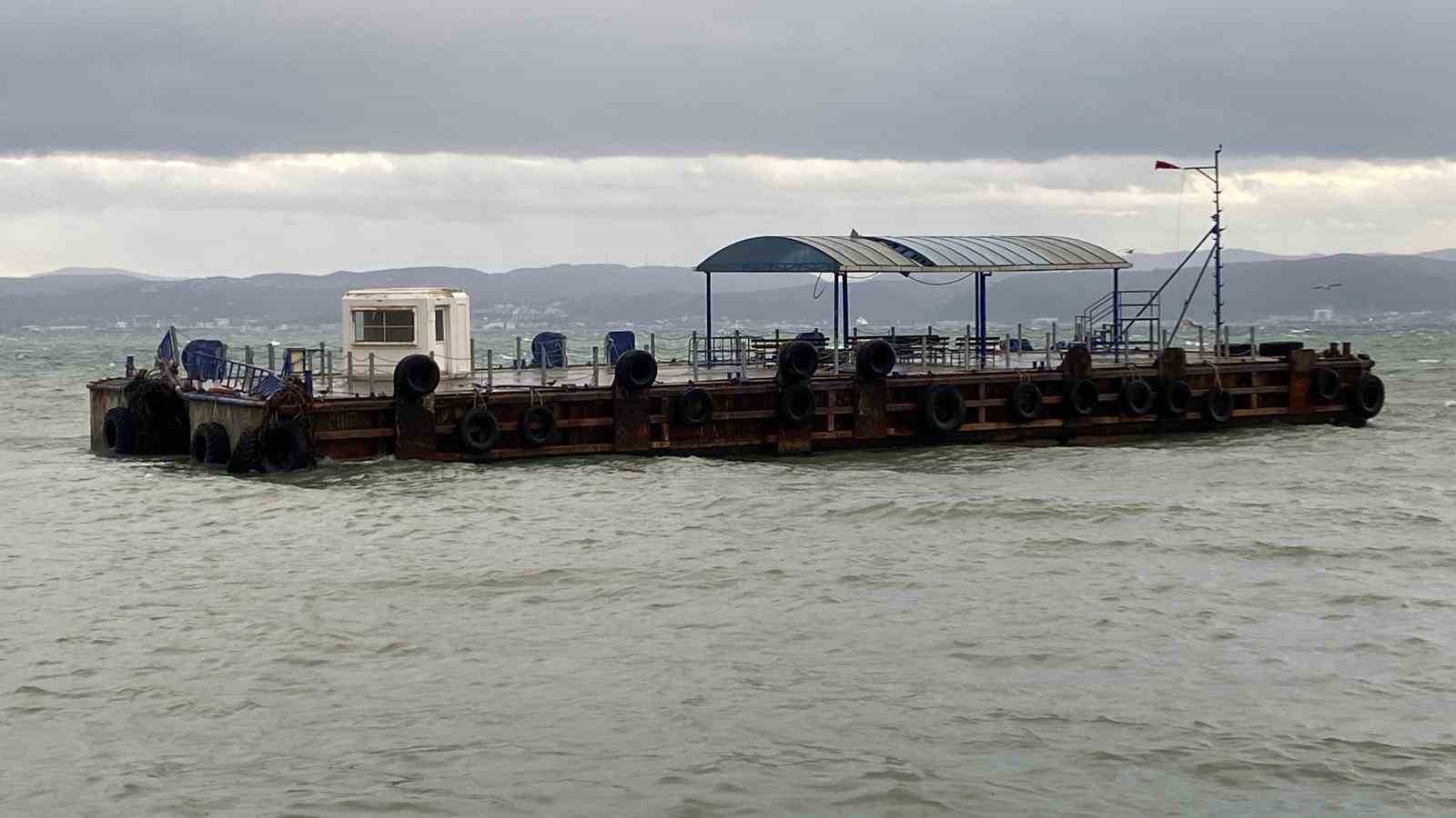 Fırtına sebebiyle Eskihisar-Topçular feribot seferleri durduruldu
