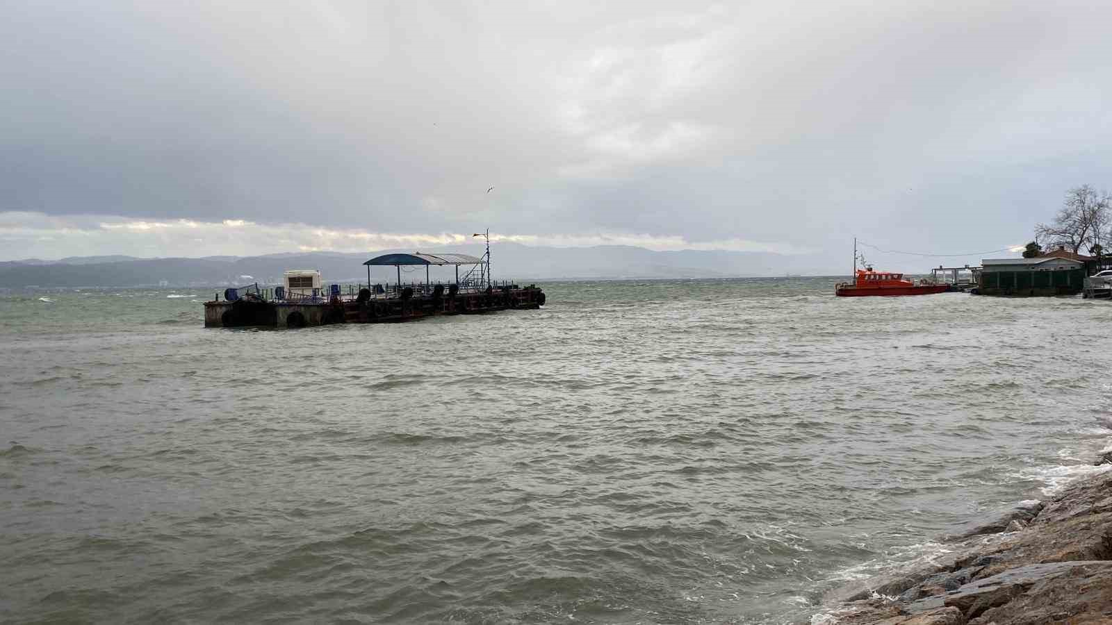 Fırtına sebebiyle Eskihisar-Topçular feribot seferleri durduruldu
