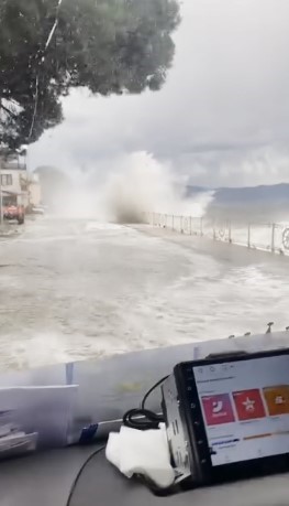 Fırtına sebebiyle kara ile deniz birleşti, tekneler battı
