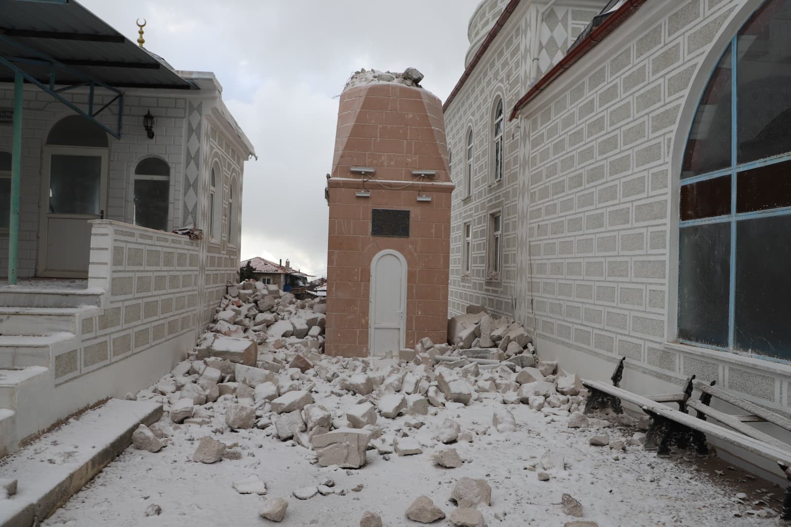 Fırtına Selendi’de yıkıma neden oldu
