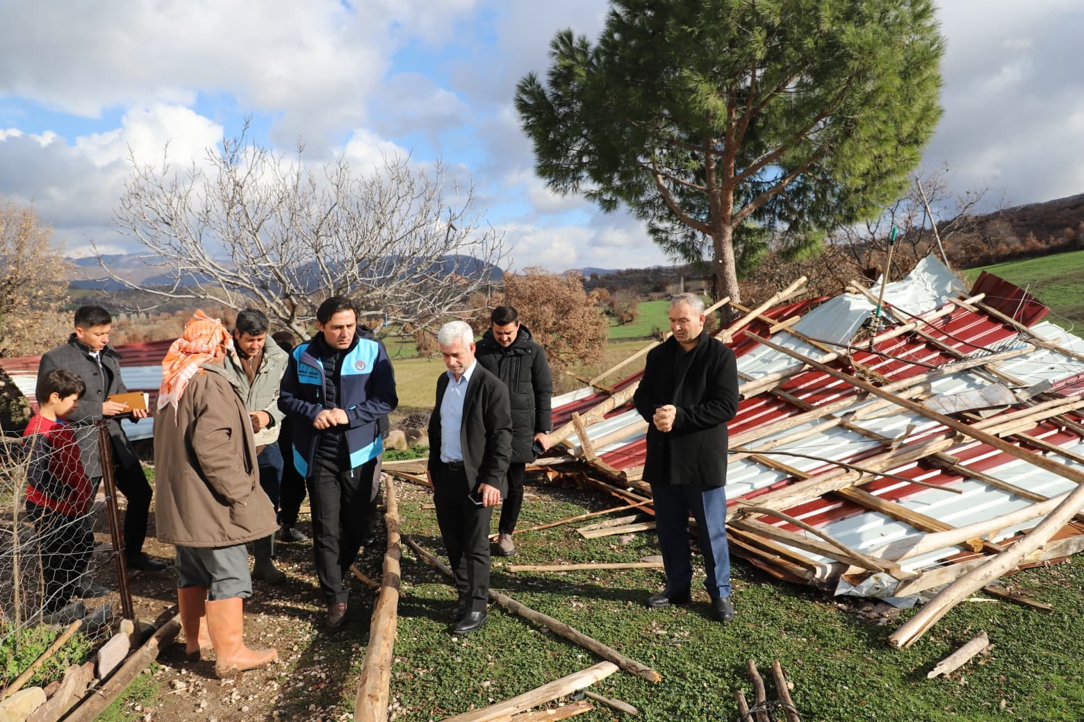Fırtına Selendi’de yıkıma neden oldu
