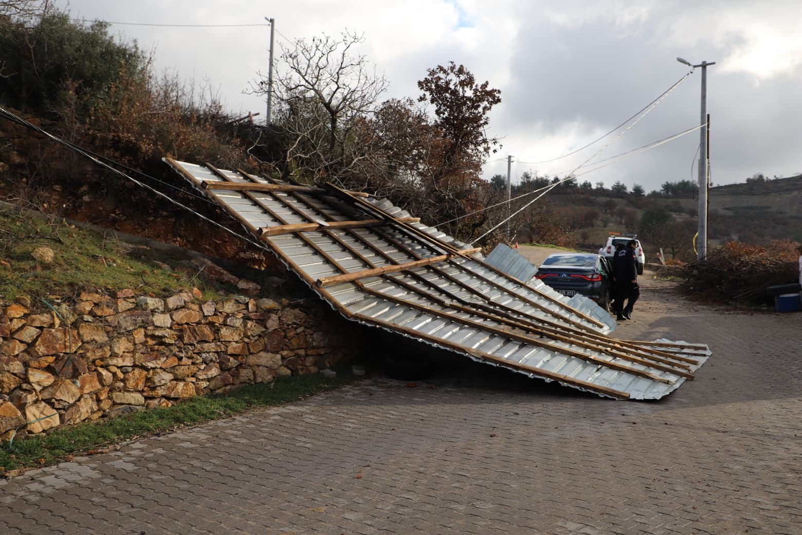 Fırtına Selendi’de yıkıma neden oldu

