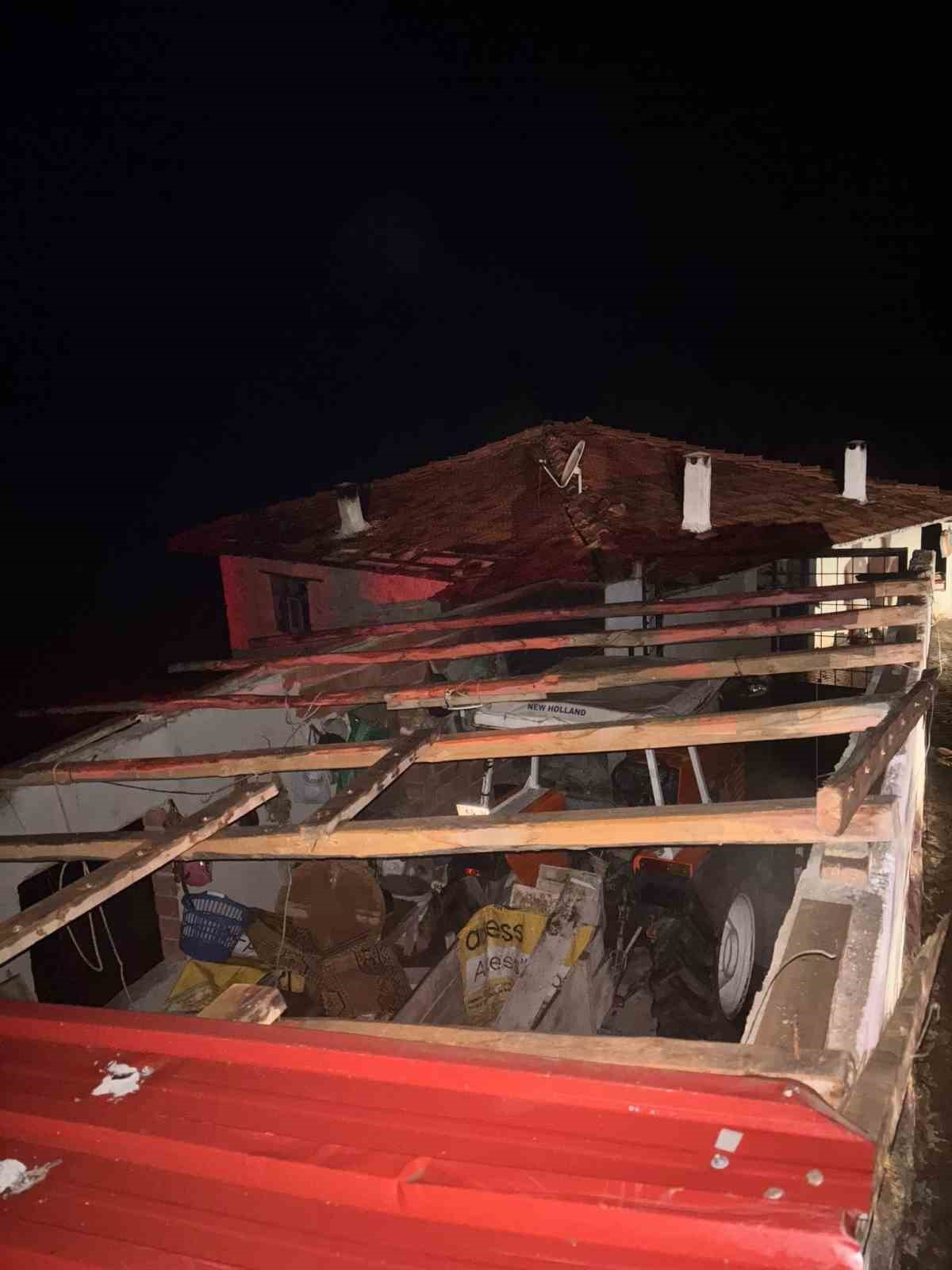 Fırtına Selendi’de yıkıma neden oldu
