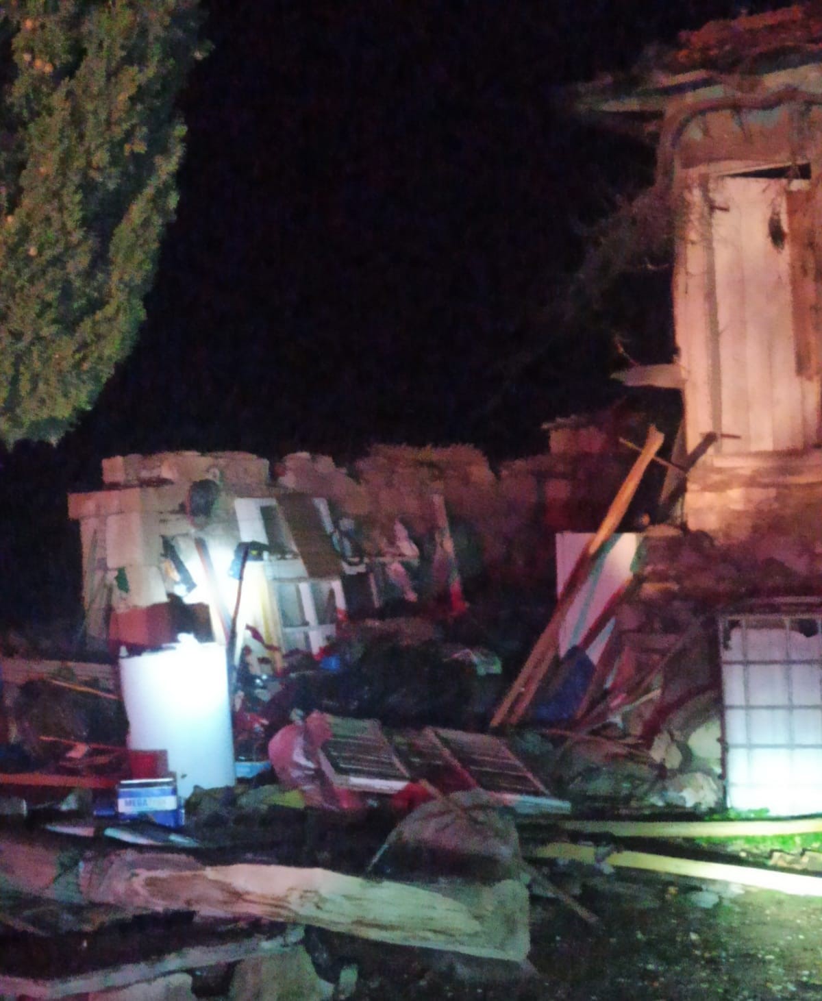 Fırtına Selendi’de yıkıma neden oldu
