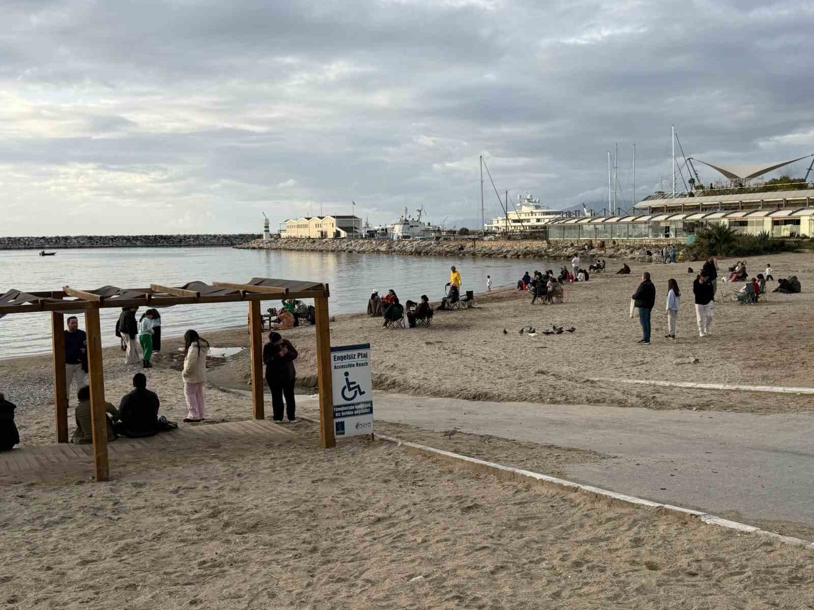 Fırtına sonrası Kuşadası’nda güneş yüzünü gösterdi, sahiller şenlendi
Fırtına sonrası Kuşadası’nda güneş yüzünü gösterdi, sahiller şenlendi