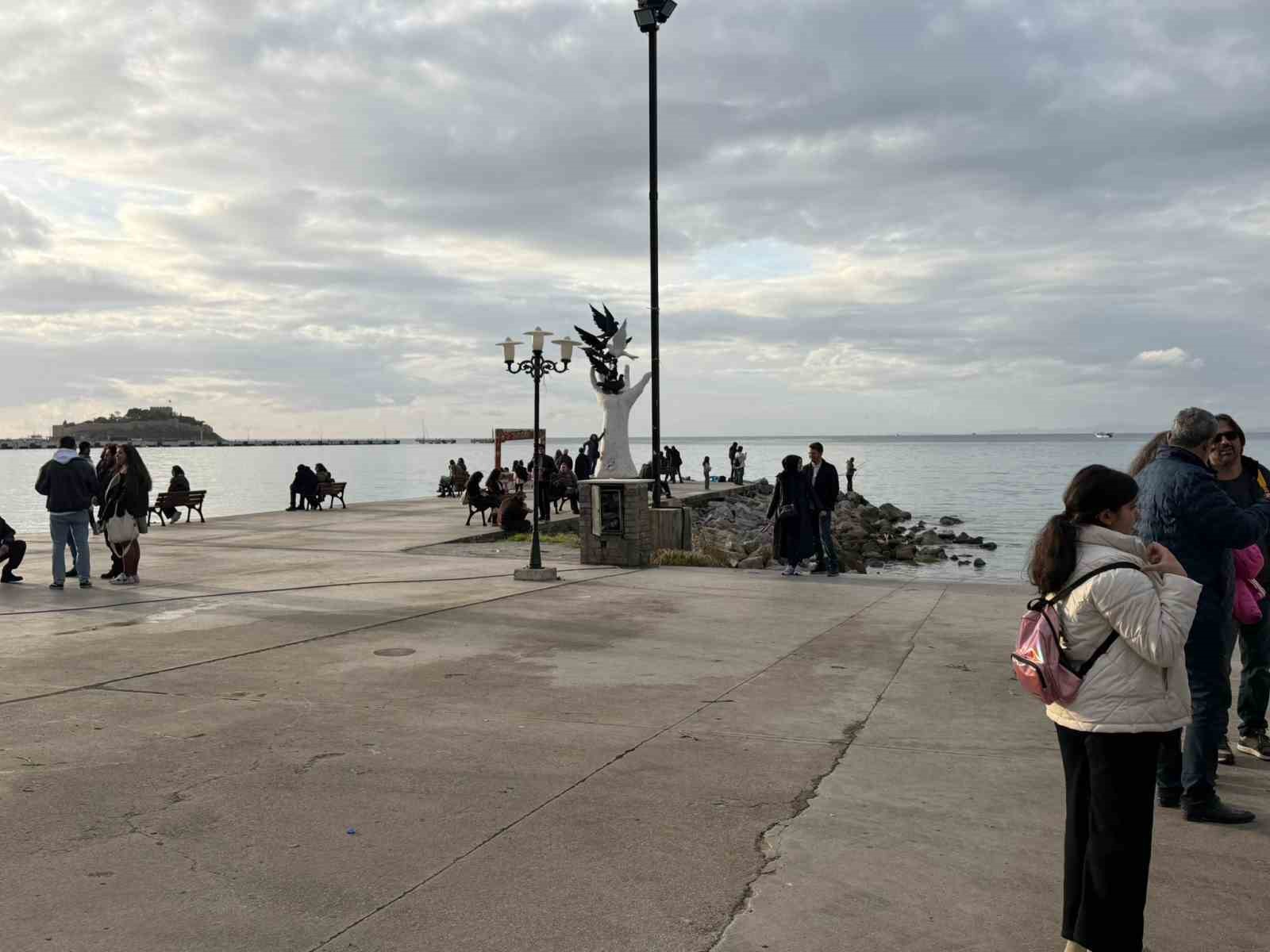 Fırtına sonrası Kuşadası’nda güneş yüzünü gösterdi, sahiller şenlendi
Fırtına sonrası Kuşadası’nda güneş yüzünü gösterdi, sahiller şenlendi