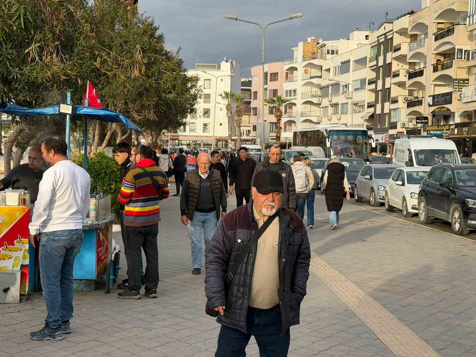 Fırtına sonrası Kuşadası’nda güneş yüzünü gösterdi, sahiller şenlendi
Fırtına sonrası Kuşadası’nda güneş yüzünü gösterdi, sahiller şenlendi