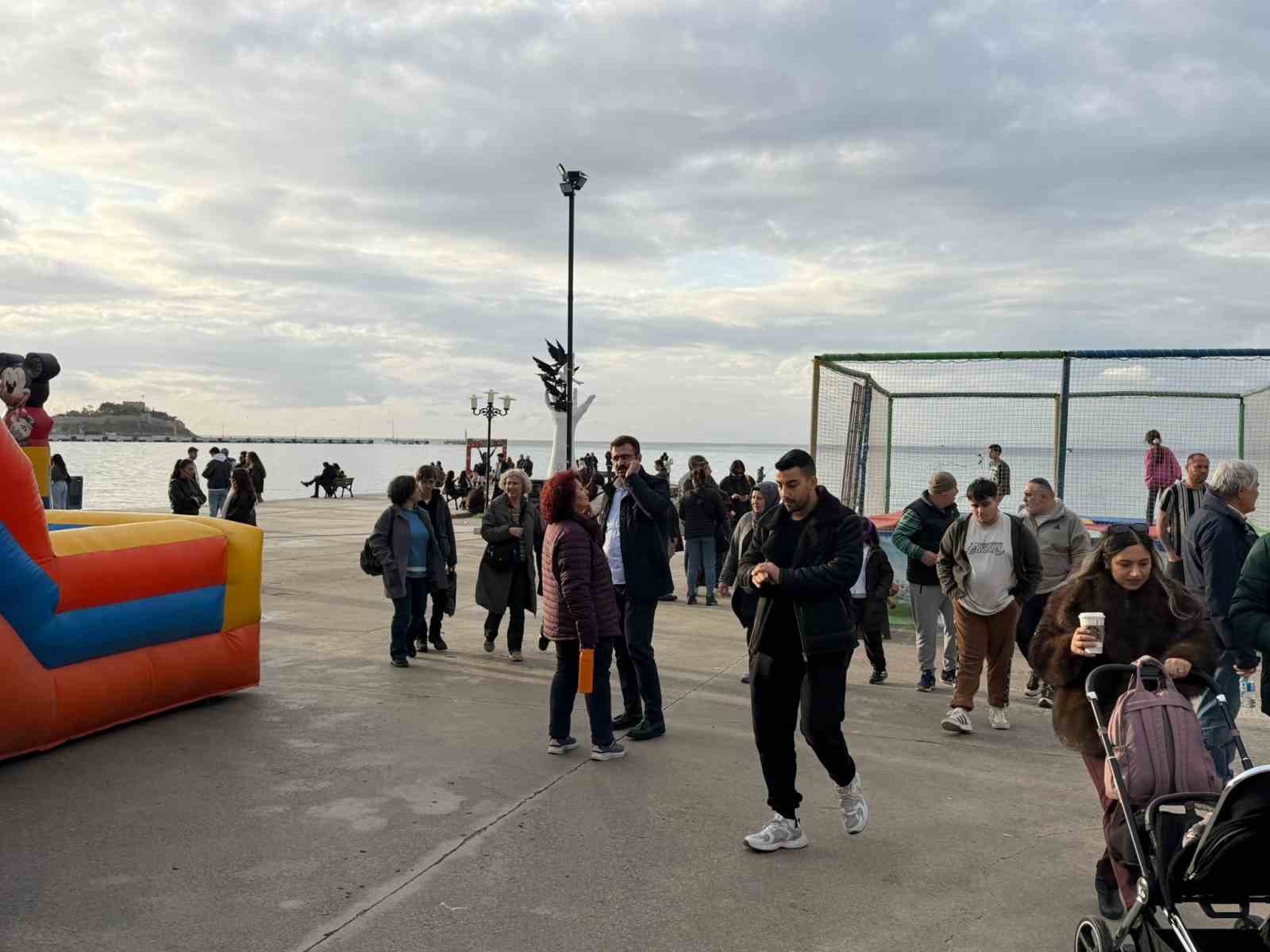 Fırtına sonrası Kuşadası’nda güneş yüzünü gösterdi, sahiller şenlendi
Fırtına sonrası Kuşadası’nda güneş yüzünü gösterdi, sahiller şenlendi