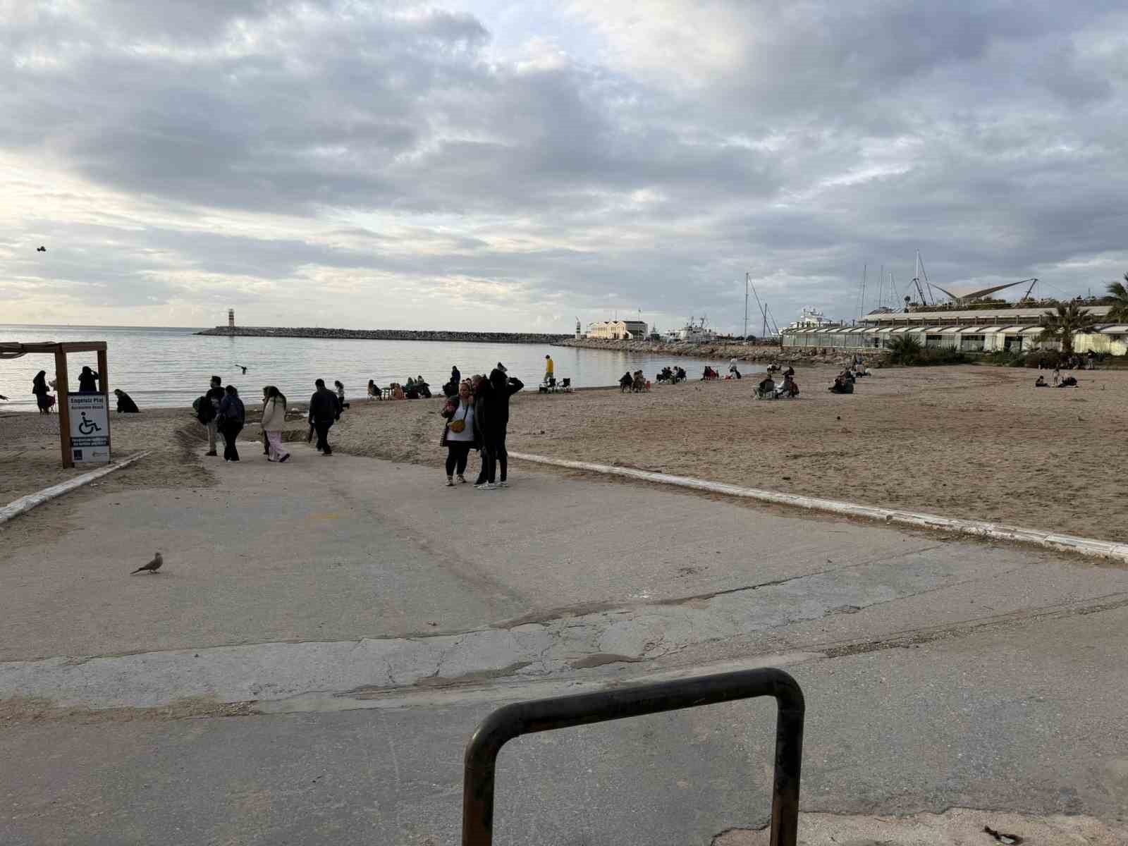 Fırtına sonrası Kuşadası’nda güneş yüzünü gösterdi, sahiller şenlendi
Fırtına sonrası Kuşadası’nda güneş yüzünü gösterdi, sahiller şenlendi