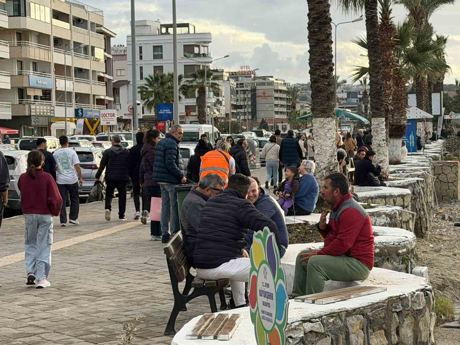 Fırtına sonrası Kuşadası’nda güneş yüzünü gösterdi, sahiller şenlendi
Fırtına sonrası Kuşadası’nda güneş yüzünü gösterdi, sahiller şenlendi