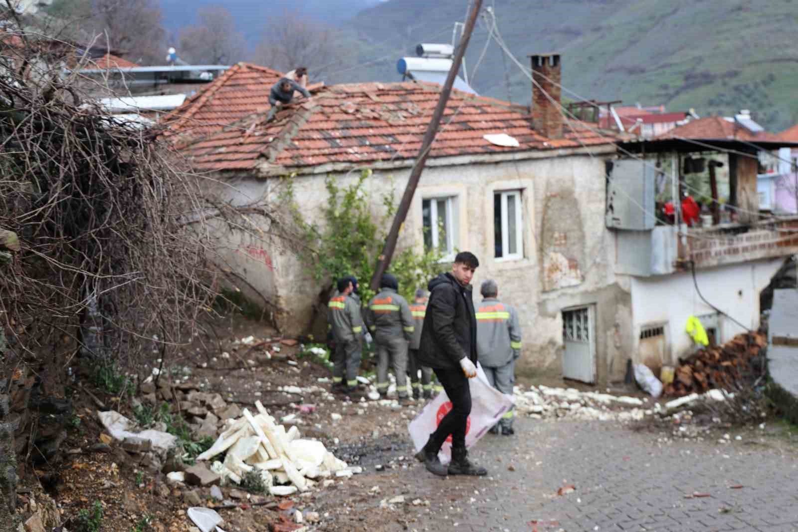 Fırtına yıktı geçti
