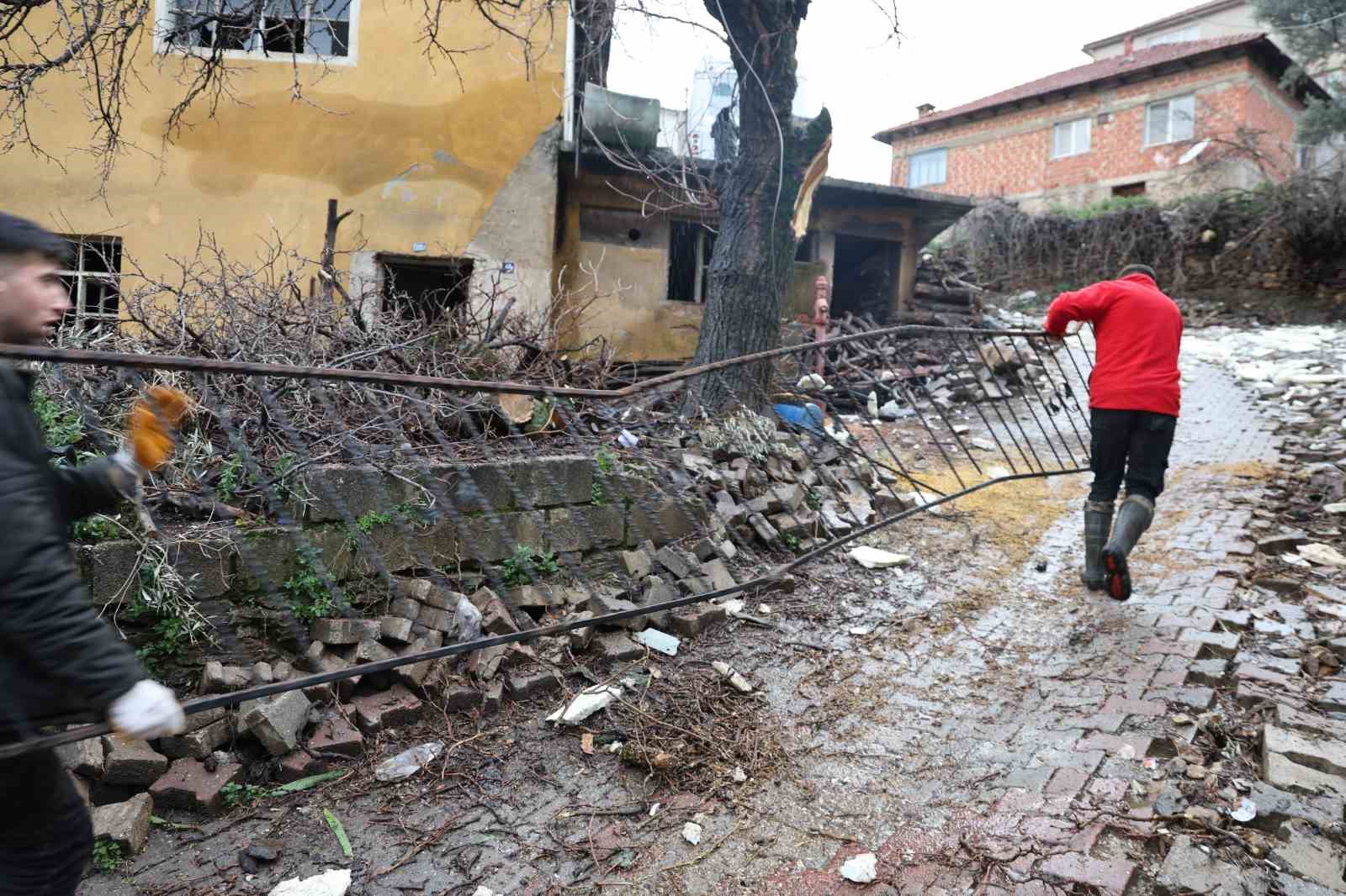 Fırtına yıktı geçti
