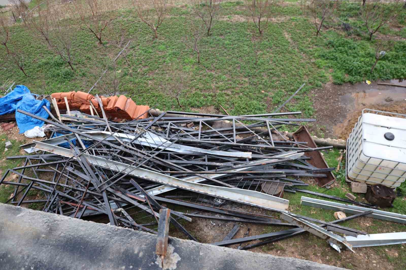 Fırtına yıktı geçti
