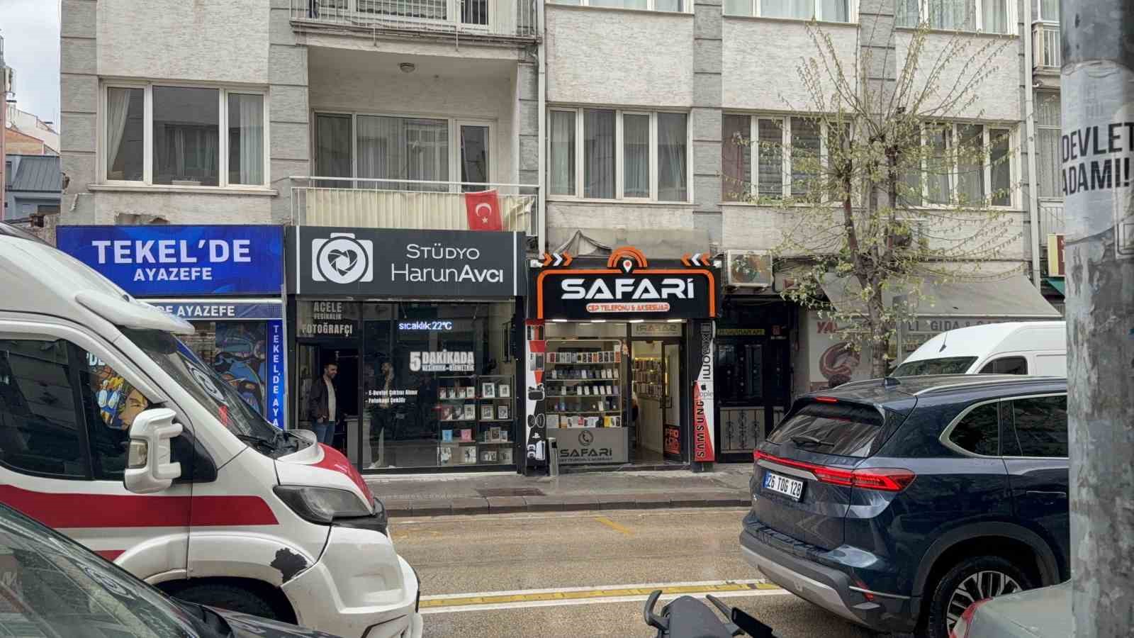 Fırtınada kırılan cam 6’ncı kattan vatandaşın üzerine düştü
