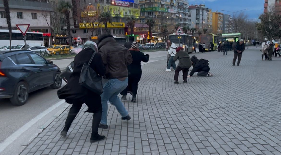 Fırtınada uçmamak için yerlere böyle yattılar
