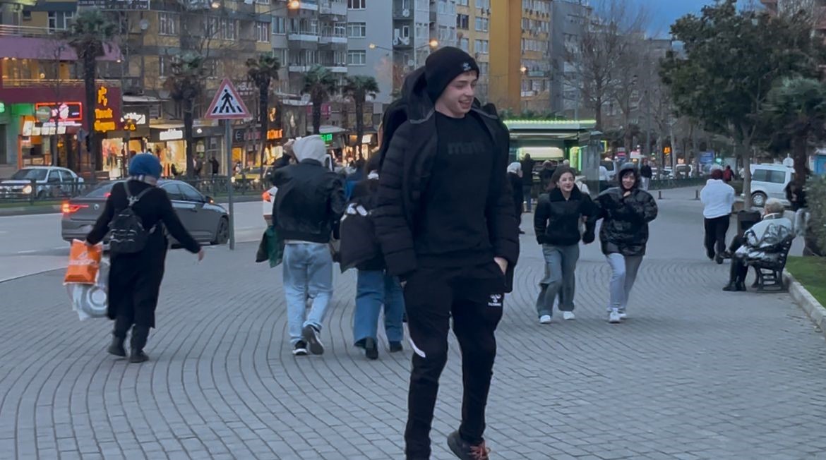 Fırtınada uçmamak için yerlere böyle yattılar
