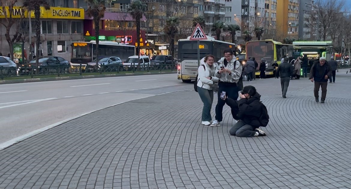 Fırtınada uçmamak için yerlere böyle yattılar
