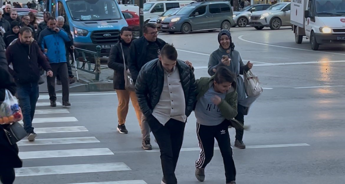 Fırtınada uçmamak için yerlere böyle yattılar
