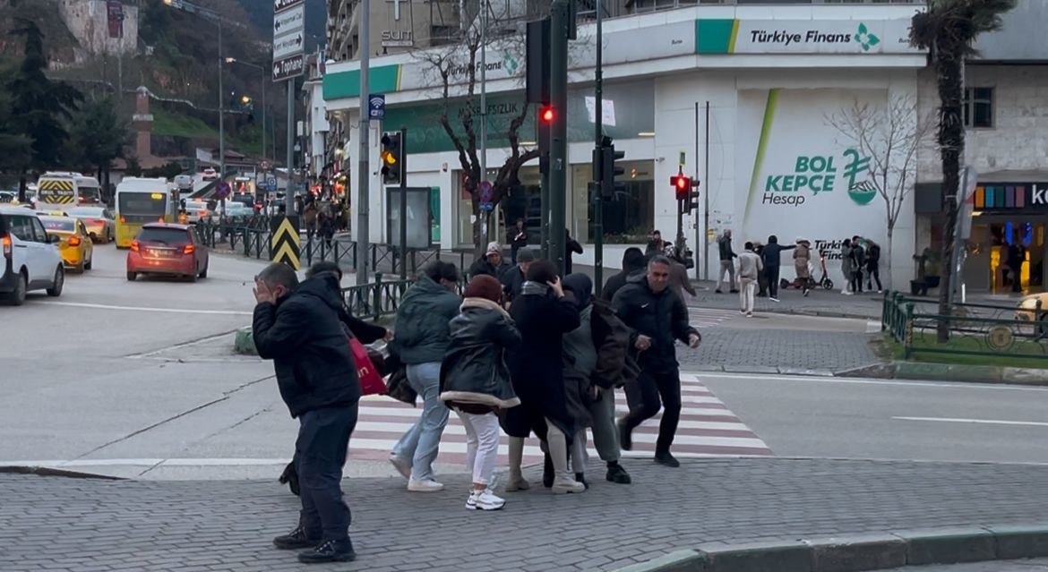 Fırtınada uçmamak için yerlere böyle yattılar
