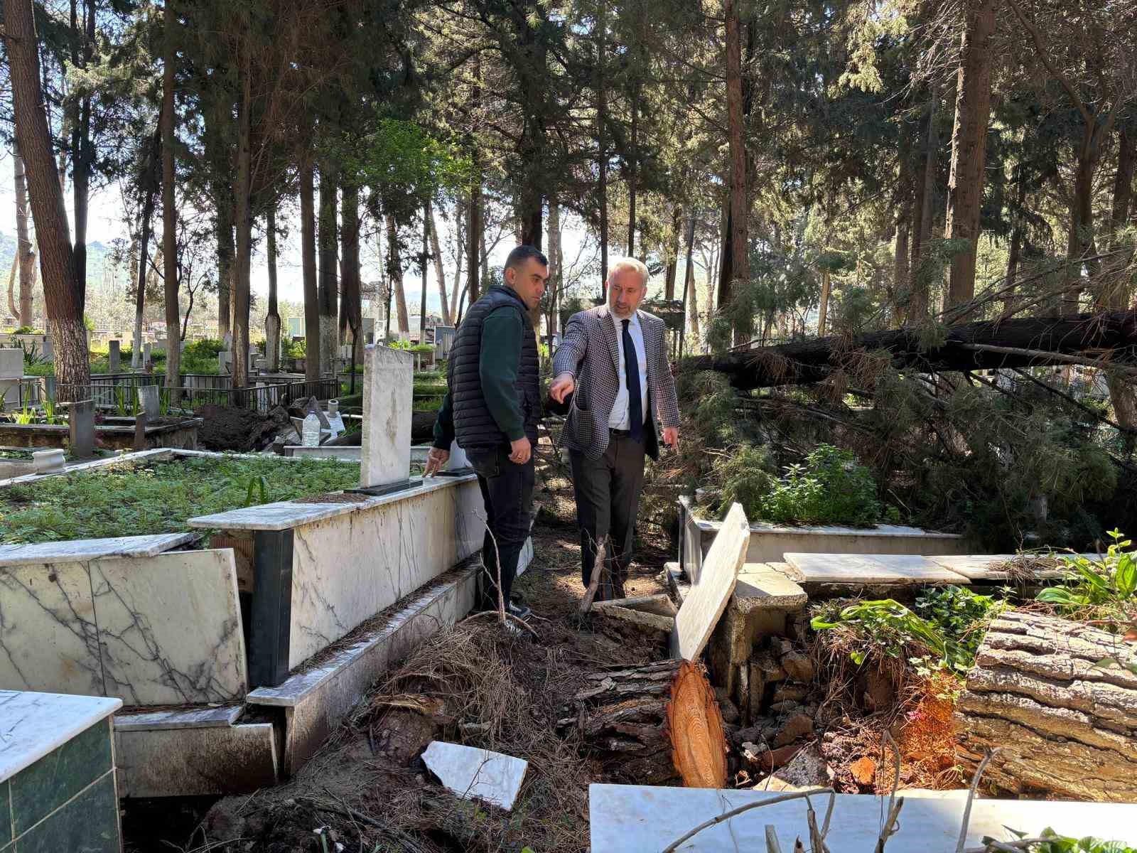 Fırtınadan zarar gören mezarlıklar onarılıyor
Fırtınadan zarar gören mezarlıklar onarılıyor