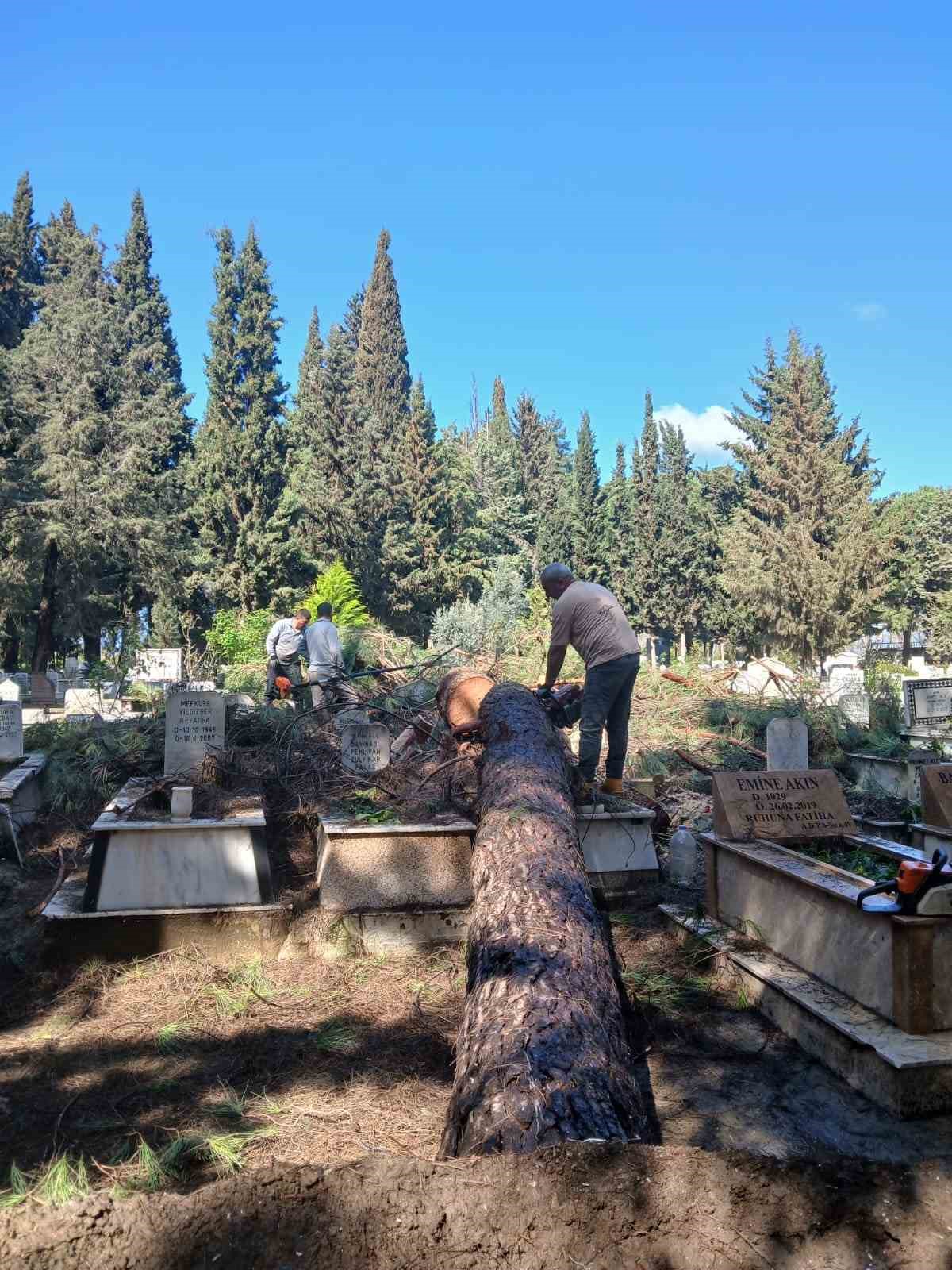 Fırtınadan zarar gören mezarlıklar onarılıyor
Fırtınadan zarar gören mezarlıklar onarılıyor