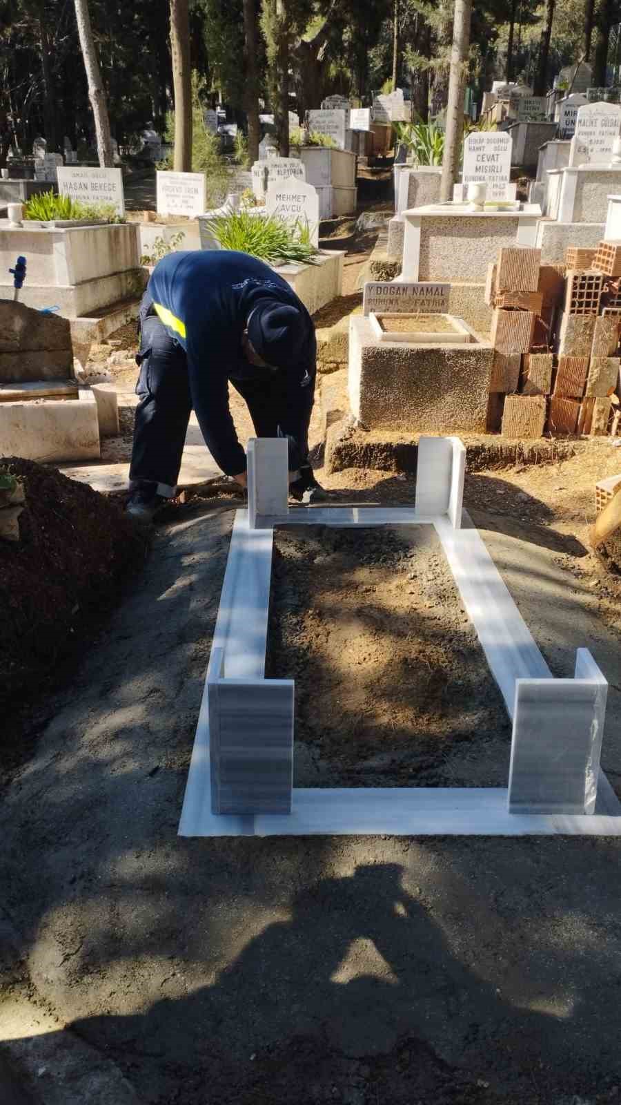 Fırtınadan zarar gören mezarlıklar onarılıyor
Fırtınadan zarar gören mezarlıklar onarılıyor