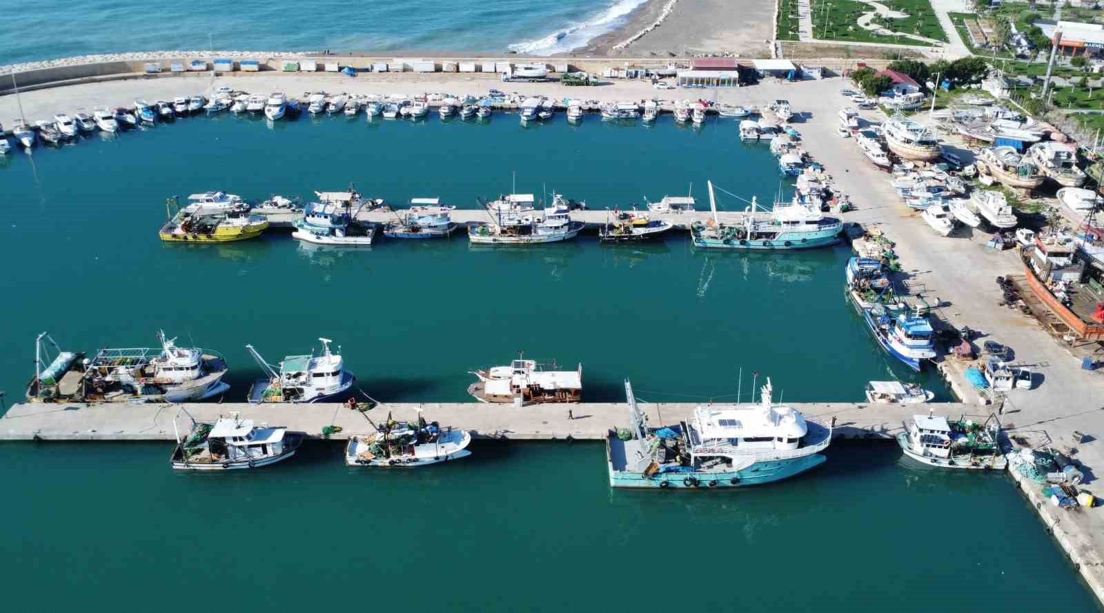 Fırtınalı Akdeniz, balıkçıları barınağa hapsetti
Fırtınalı Akdeniz, balıkçıları barınağa hapsetti