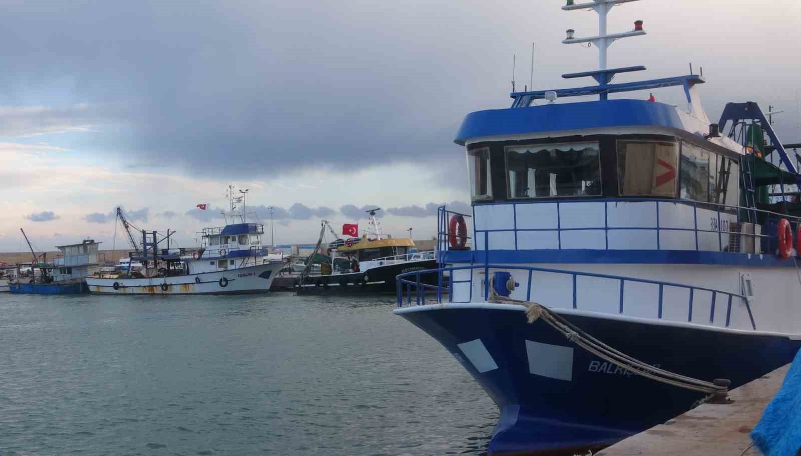 Fırtınalı Akdeniz, balıkçıları barınağa hapsetti
Fırtınalı Akdeniz, balıkçıları barınağa hapsetti