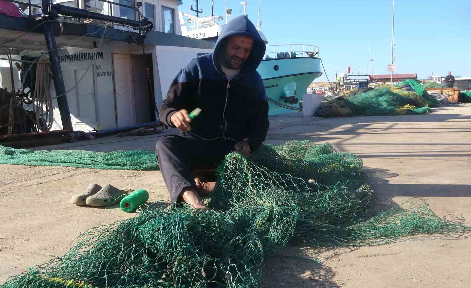 Fırtınalı Akdeniz, balıkçıları barınağa hapsetti
Fırtınalı Akdeniz, balıkçıları barınağa hapsetti