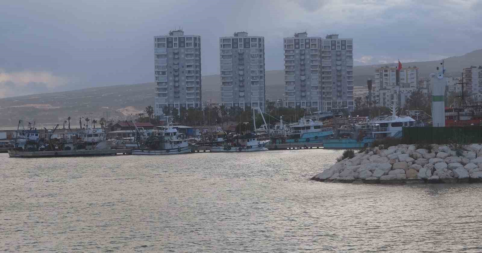 Fırtınalı Akdeniz, balıkçıları barınağa hapsetti
Fırtınalı Akdeniz, balıkçıları barınağa hapsetti