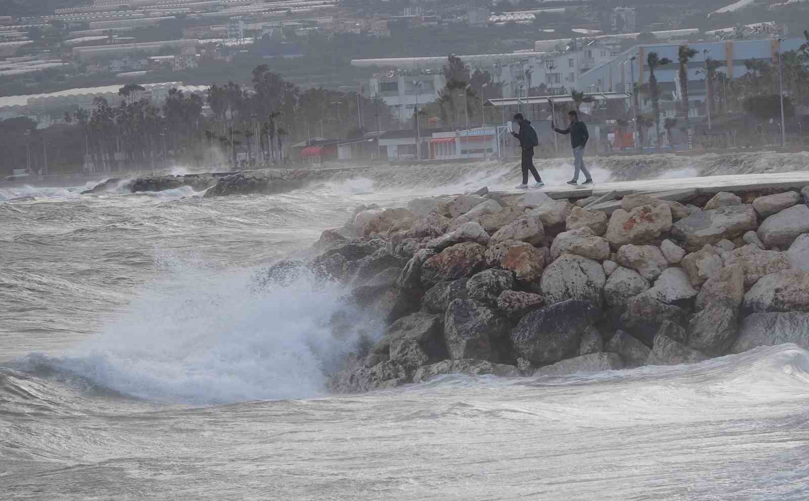 Fırtınalı Akdeniz, balıkçıları barınağa hapsetti
Fırtınalı Akdeniz, balıkçıları barınağa hapsetti