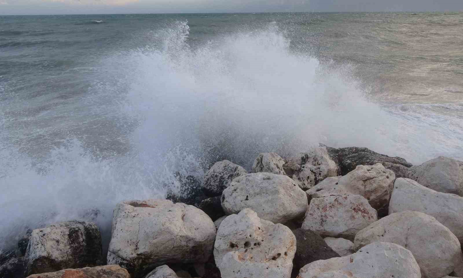 Fırtınalı Akdeniz, balıkçıları barınağa hapsetti
Fırtınalı Akdeniz, balıkçıları barınağa hapsetti