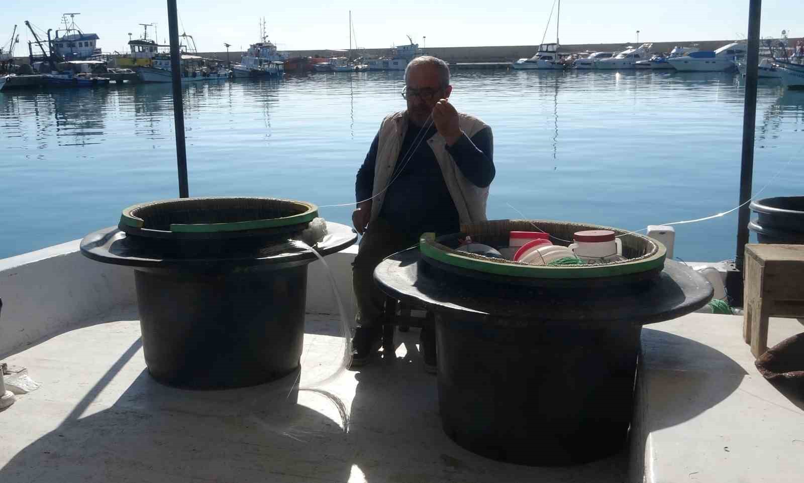 Fırtınalı Akdeniz, balıkçıları barınağa hapsetti
Fırtınalı Akdeniz, balıkçıları barınağa hapsetti
