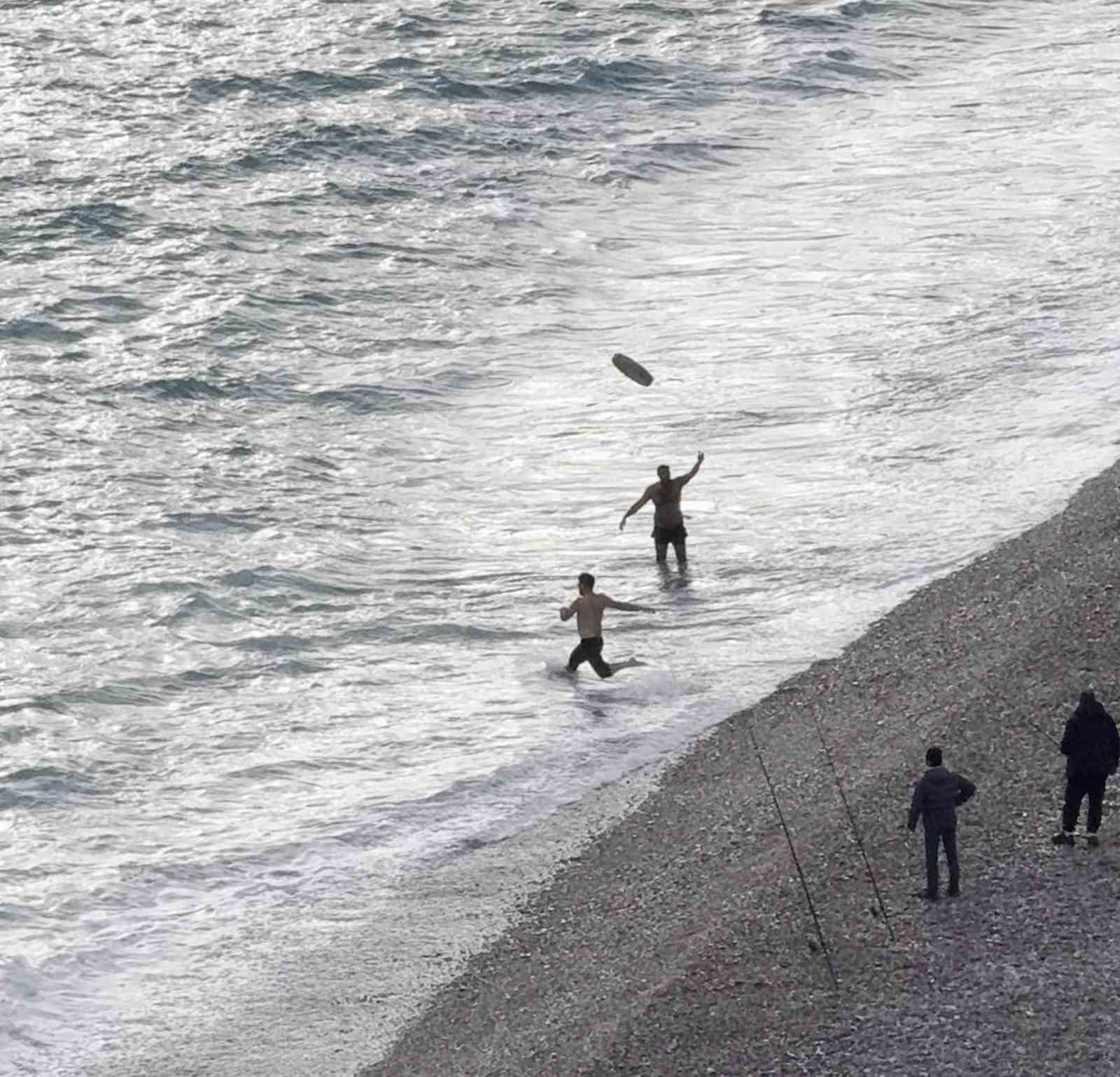 Fırtınalı havada denizde can pazarı
