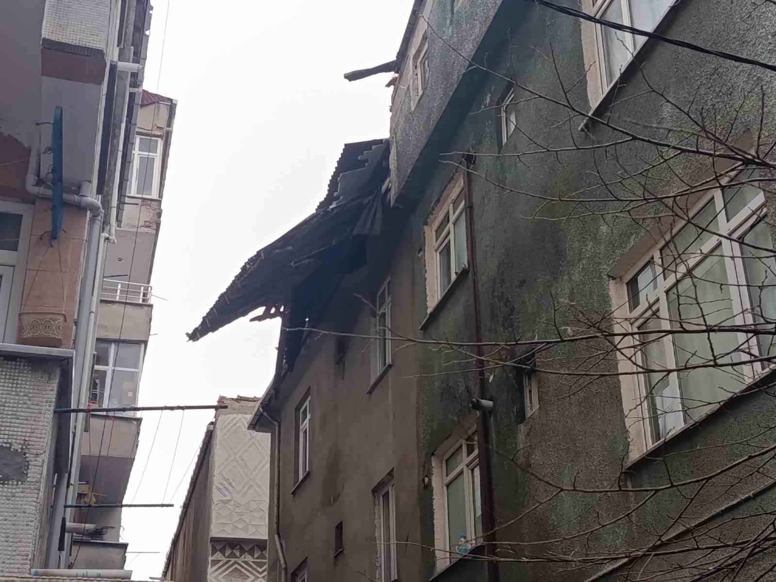 Fırtınanın etkisiyle uçan çatı paniğe yol açtı
Fırtınanın etkisiyle uçan çatı paniğe yol açtı