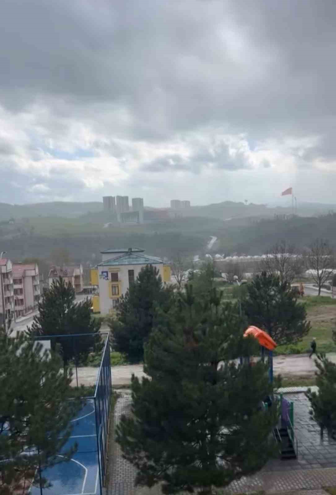 Fırtınanın etkisiyle yapıdan kopan parça araca zarar verdi
