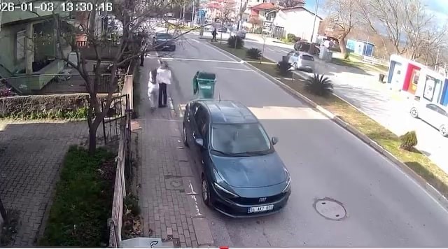 Fırtınanın savurduğu çöp konteyneri park halindeki araca çarptı
