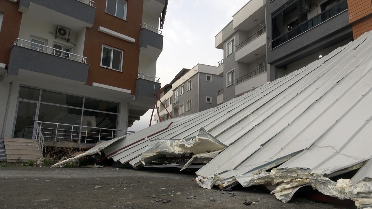 Fırtınanın uçurduğu çatı araçlara zarar verdi: O anlar kamerada
