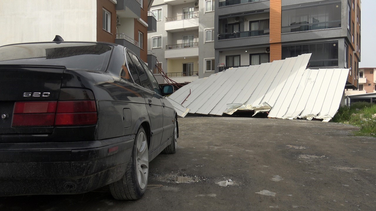 Fırtınanın uçurduğu çatı araçlara zarar verdi: O anlar kamerada
