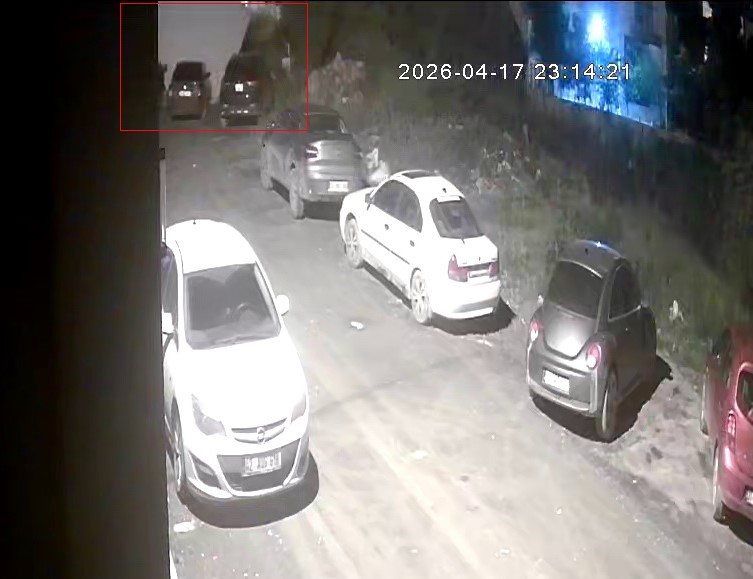 Fırtınanın uçurduğu çatı araçlara zarar verdi: O anlar kamerada
