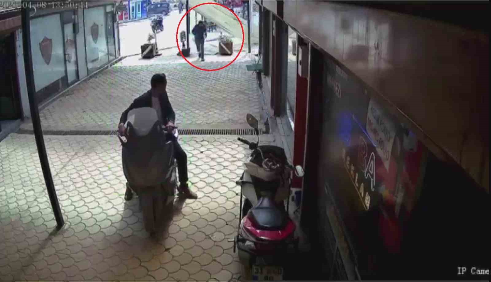 Fırtınanın uçurduğu plastik çatı, esnafı kıl payı teğet geçti o anlar kamerada
