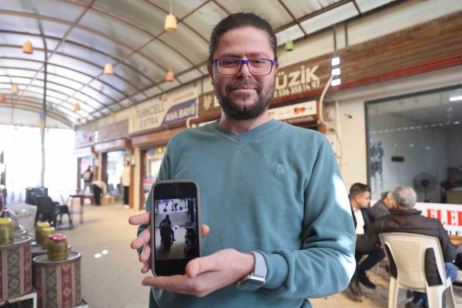 Fırtınanın uçurduğu plastik çatı, esnafı kıl payı teğet geçti o anlar kamerada
