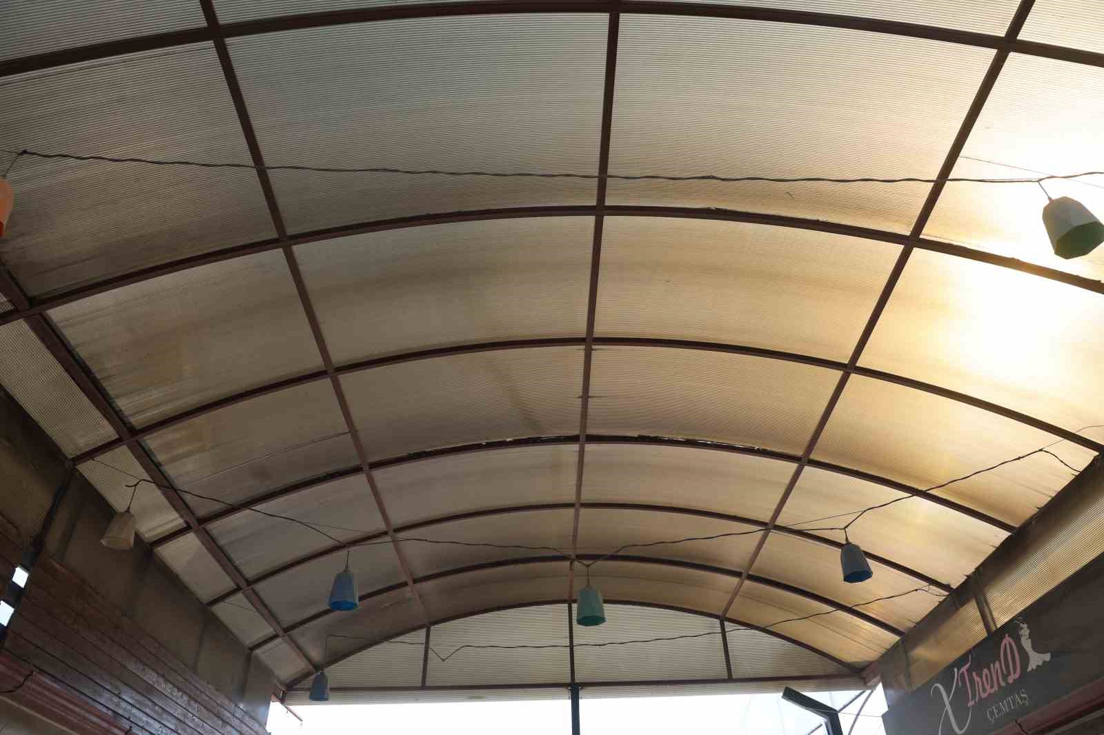 Fırtınanın uçurduğu plastik çatı, esnafı kıl payı teğet geçti o anlar kamerada
