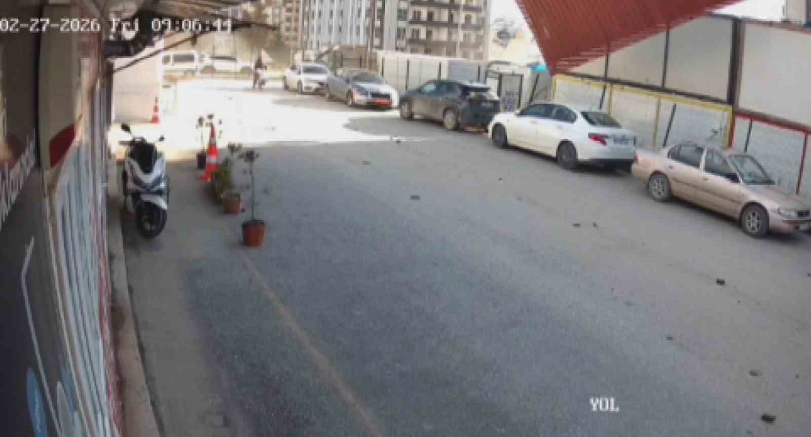 Fırtınanın yerinde söktüğü sac çatı park halindeki 2 aracın üzerine uçtu
