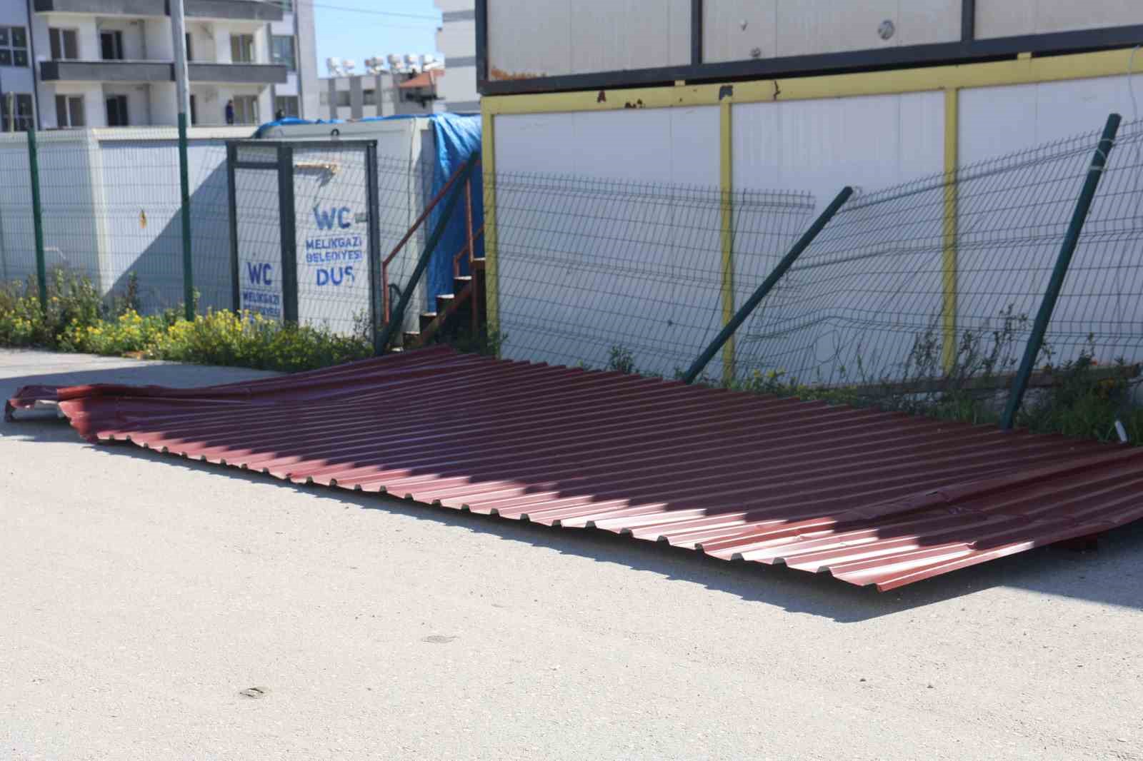 Fırtınanın yerinde söktüğü sac çatı park halindeki 2 aracın üzerine uçtu
