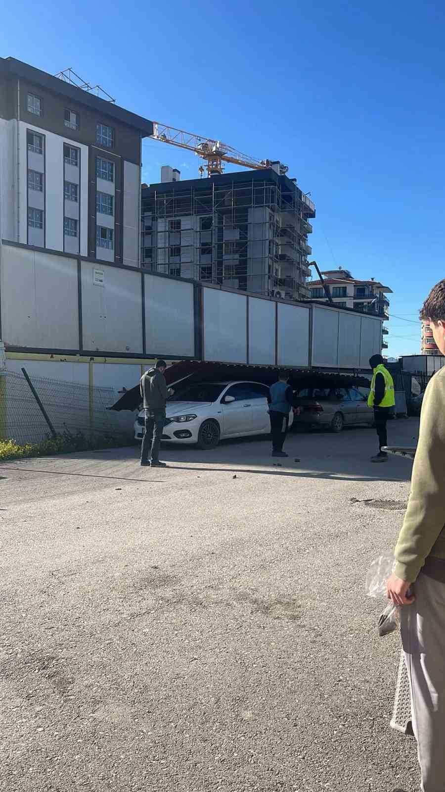 Fırtınanın yerinde söktüğü sac çatı park halindeki 2 aracın üzerine uçtu
